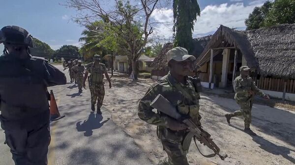 Policial ruandês, à esquerda, e militar moçambicano, à direita, patrulham uma região perto do hotel Amarula Palma, em Palma, na província de Cabo Delgado. Moçambique, 15 de agosto de 2021 - Sputnik Brasil