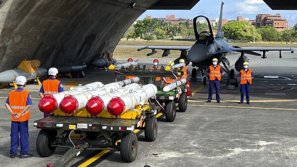 Militares ao lado de mísseis antinavio Harpoon A-84 dos EUA e mísseis ar-ar AIM-120 e AIM-9 preparados para exercícios de carregamento de armas em frente a um caça F-16V dos EUA na Base Aérea de Hualien, no condado de Hualien, no sudeste de Taiwan, 17 de agosto de 2022 - Sputnik Brasil