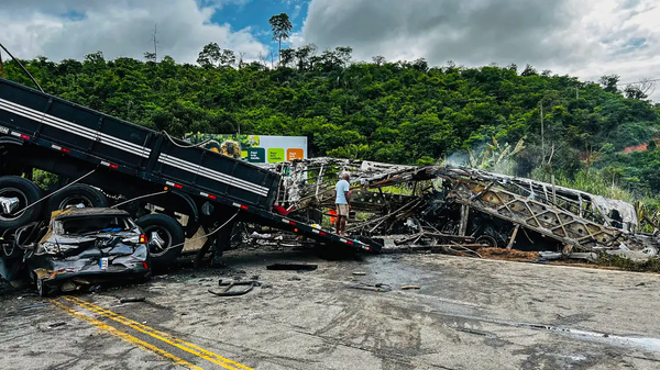 Caminhão, ônibus e carro ficaram totalmente destruídos após incêndio provocado por colisão na BR-116. Teófilo Otoni (MG), 22 de dezembro de 2024 - Sputnik Brasil