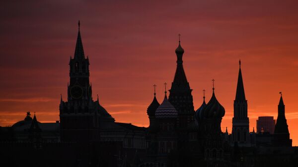 Pôr do sol sobre a Catedral de São Basílio e a Spasskaya Bashnya em Moscou, Rússia - Sputnik Brasil