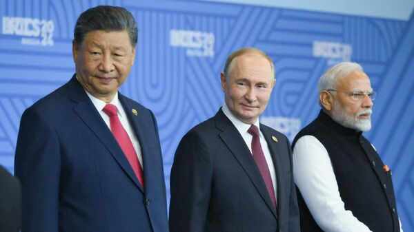 Da esquerda para a direita: os presidentes da China, Xi Jinping, e da Rússia, Vladimir Putin; e o primeiro-ministro da Índia, Narendra Modi. Os estadistas posam para foto na 16ª Cúpula do BRICS, em Kazan, Rússia, em 23 de outubro de 2024 - Sputnik Brasil