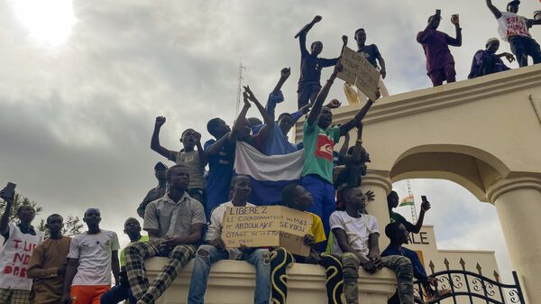 Apoiadores da junta governante do Níger se reúnem em protesto para lutar pela liberdade do país e resistir à interferência estrangeira em Niamey. Níger, 3 de agosto de 2023 - Sputnik Brasil