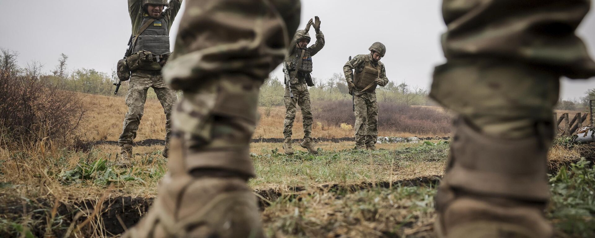 Ucranianos recém-recrutados treinam suas habilidades táticas em uma pista de obstáculos no campo de treinamento na região de Donetsk, 14 de outubro de 2024 - Sputnik Brasil, 1920, 13.01.2025