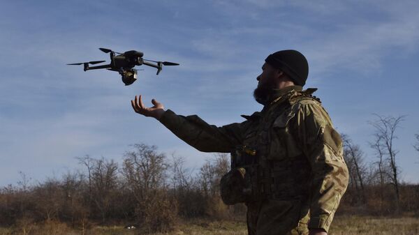 Soldado ucraniano lança drone durante treinamento em um polígono na região de Zaporozhie, em 19 de novembro de 2024 - Sputnik Brasil