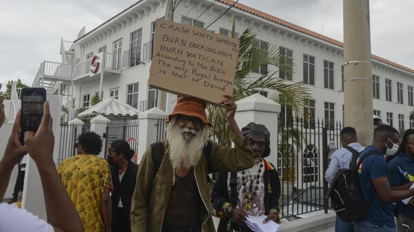 Grupo protesta contra a dominação britânica durante visita do príncipe William e da princesa Kate à Jamaica. Kingston, 22 de março de 2022 - Sputnik Brasil