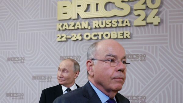 O presidente russo Vladimir Putin, à esquerda, e o ministro das Relações Exteriores do Brasil, Mauro Vieira, participam da cerimônia de boas-vindas antes de um jantar informal à margem da Cúpula do BRICS em Kazan - Sputnik Brasil