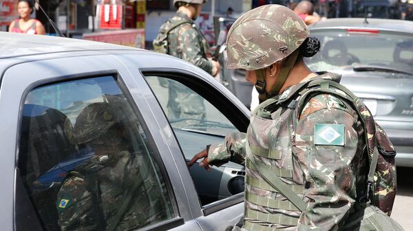 Exército faz operação na favela Nova Holanda, no Complexo da Maré, zona norte do Rio de Janeiro. - Sputnik Brasil