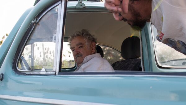 Em Montevidéu, com o passageiro ilustre e ex-presidente do Uruguai Pepe Mujica. - Sputnik Brasil