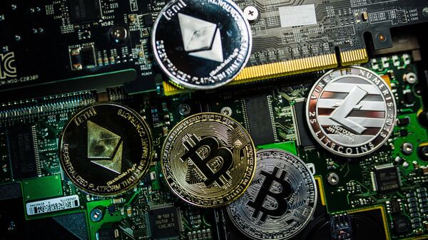 Moedas com os logotipos das criptomoedas Bitcoin, Litecoin e Ethereum - Sputnik Brasil