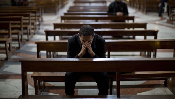 Padre reza dentro da Igreja de Santo Inácio de Loyola, em Roma, 14 de março de 2013 - Sputnik Brasil