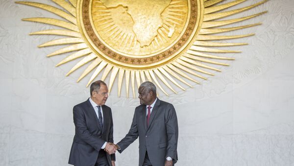 Ministro das Relações Exteriores da Rússia, Sergei Lavrov, à esquerda, e o presidente da Comissão da União Africa, Moussa Faki Mahamat, apertam as mãos após encontro na sexta-feira, 9 de março de 2018, na capital da Eitópia e sede da União Africana, em Addis Ababa. - Sputnik Brasil