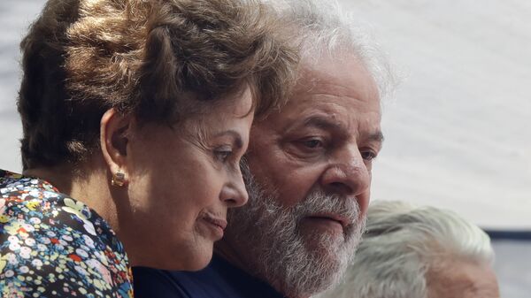 Dilma Rousseff e Luiz Inácio Lula da Silva durante discurso do ex-presidente em frente ao Sindicato dos Metalúrgicos em São Bernardo do Campo, em São Paulo. Lula teve a prisão decretada pelo juiz Sérgio Moro. - Sputnik Brasil