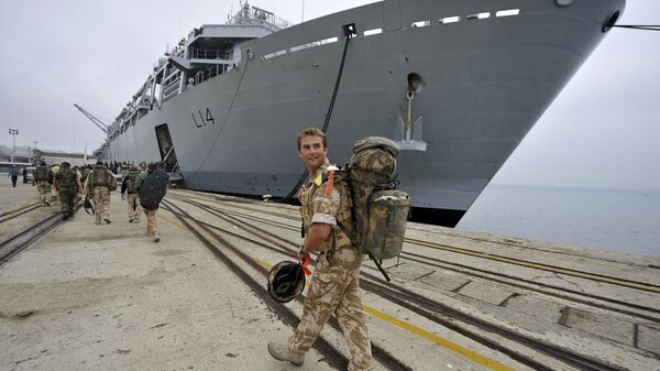 Marinheiro britânico perto do navio de guerra HMS Albion - Sputnik Brasil