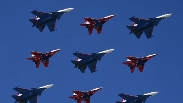 Caças multifuncionais Su-30SM da esquadrilha de acrobacia aérea Russkie Vityazy e os MiG-29 da esquadrilha Strizhy durante um ensaio da Parada da Vitória no polígono de Alabino - Sputnik Brasil