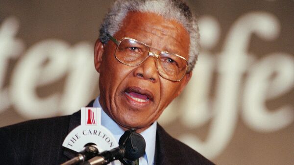 Nelson Mandela discursando em 1994. - Sputnik Brasil