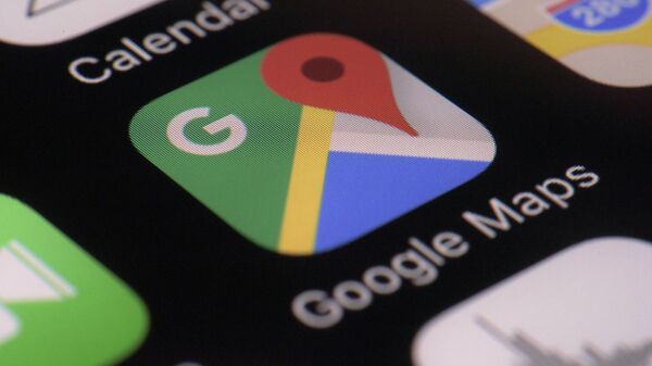 Logotipo do aplicativo do Google Maps na tela de um smartphone - Sputnik Brasil