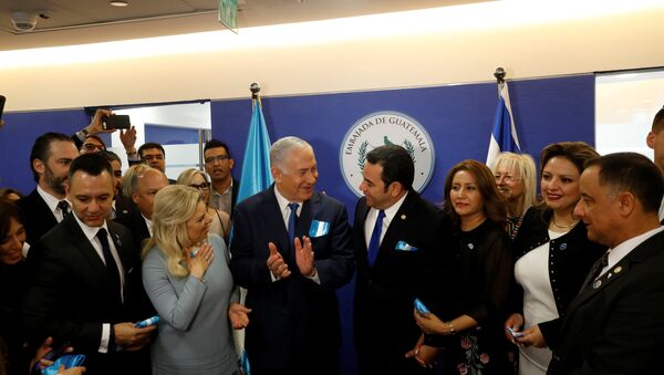 O presidente guatemalteco Jimmy Morales, sua esposa Hilda Patricia Marroquin, o primeiro-ministro israelense Benjamin Netanyahu e sua esposa Sara, e a ministra das Relações Exteriores da Guatemala, Sandra Jovel Polanco, participam da cerimônia de dedicação da embaixada da Guatemala em Jerusalém. - Sputnik Brasil