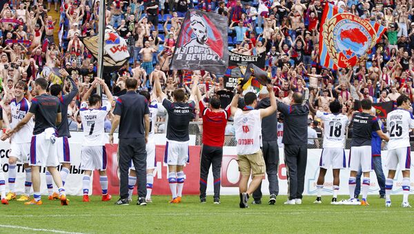 Os jogadores do CSKA Moscou comemoraram com a torcida a classificação para a Liga dos Campeões. - Sputnik Brasil