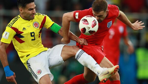 Falcao García e Jordan Henderson brigando pela bola no duelo entre Colômbia e Inglaterra, pelas oitavas de final da Copa do Mundo - Sputnik Brasil