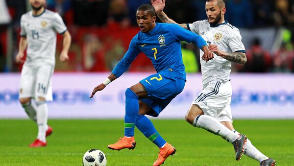 Douglas Costa domina a bola durante o amistoso contra a Rússia - Sputnik Brasil