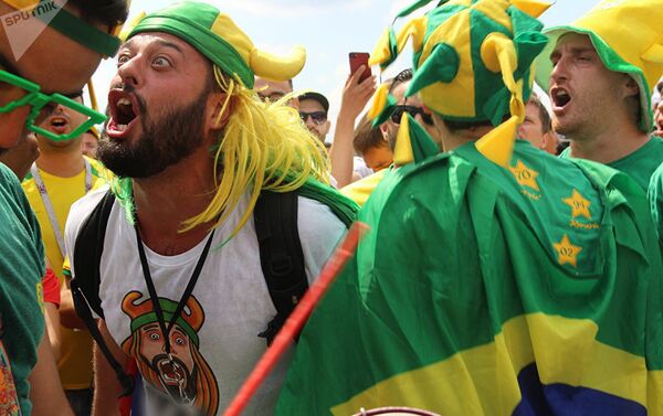 Tomer Savoia em meio à torcida brasileira, em Kazan, em 5 de julho de 2018 - Sputnik Brasil