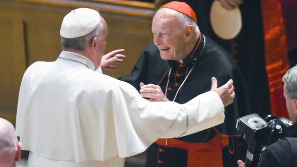 Nesta foto de arquivo clicada em Washington em setembro de 2015, o Papa Francisco abraça o Cardeal Arcebispo emérito Theodore McCarrick após a Oração do Divino. - Sputnik Brasil