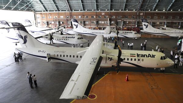 Nesta foto fornecida pela Tasnim News Agency, as novas aeronaves comerciais da Iran Air estacionadas no aeroporto de Mehrabad, em Teerã. - Sputnik Brasil