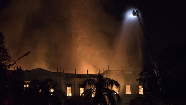 Bombeiros combatem o incêndio no Museu Nacional do Rio de Janeiro, 02 de setembro de 2018 - Sputnik Brasil