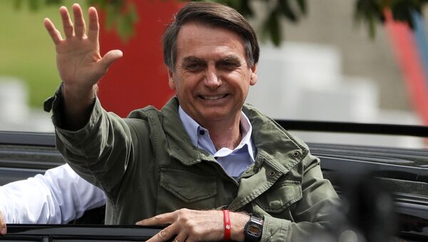 Jair Bolsonaro cumprimenta seus apoiadores ao colocar voto no segundo turno das presidenciais no Brasil, em 28 de outubro de 2018 - Sputnik Brasil