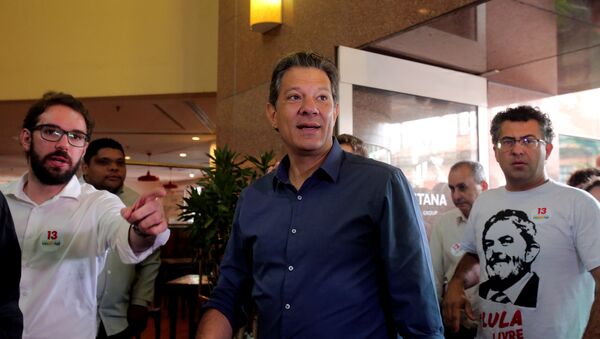 Fernando Haddad deixa o hotel em SP, onde está hospedado, para colocar seu voto, em 28 de outubro de 2018 - Sputnik Brasil