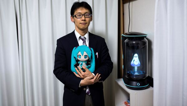 Japonês Akihiko Kondo posando perto da cantora virtual holográfica Hatsune Miku com boneca dela nas mãos - Sputnik Brasil