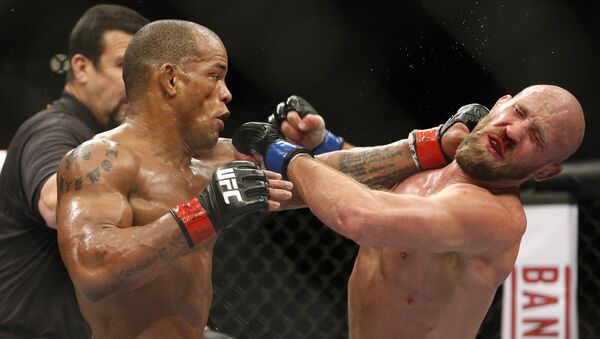 Hector Lombard (esquerda) contra Josh Burkman no UFC 182 - Sputnik Brasil