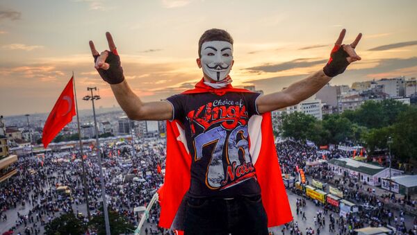 Manifestantes na praça Taksim, Istambul - Sputnik Brasil