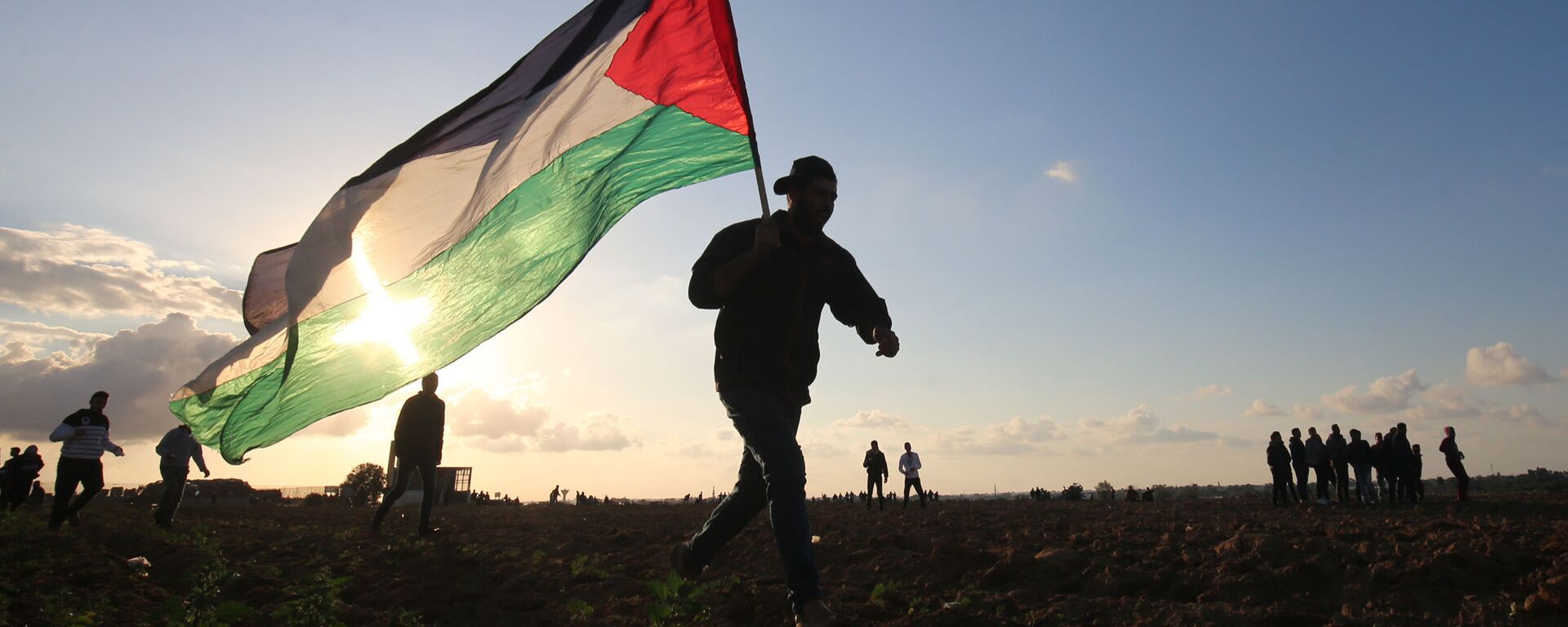 Homem carrega bandeira da Palestina na Faixa de Gaza. - Sputnik Brasil, 1920, 27.09.2019