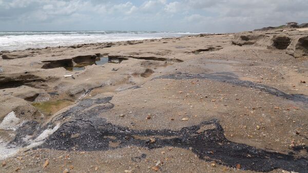 Manchas de óleo são vistas na Praia da Sabiaguaba, em Fortaleza (CE) - Sputnik Brasil