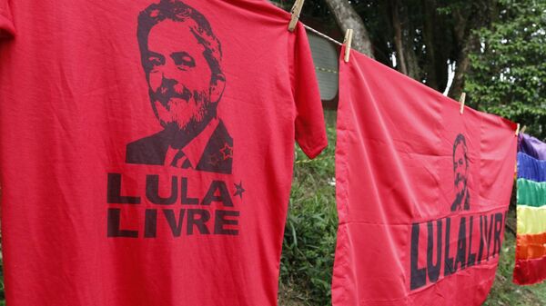 Apoiadores do ex presidente Luiz Inácio Lula da Silva se concentram na frente da sede da Polícia Federal em Curitiba (SP), nesta sexta-feira (08). A maioria dos ministros Supremo Tribunal Federal (STF) decidiram que não é obrigatória à prisão após segunda instância.  - Sputnik Brasil