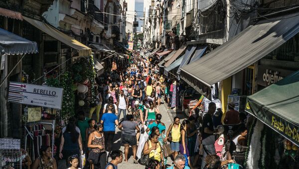 Movimentação de consumidores para as compras de natal no centro de comércio Saara, no Rio de Janeiro. - Sputnik Brasil