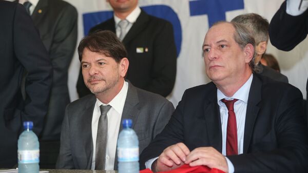 Cid Gomes ao lado de seu irmão, Ciro Gomes, em foto de novembro de 2015 - Sputnik Brasil