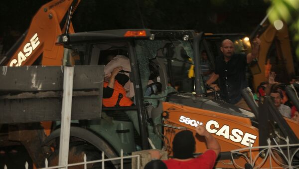 senador licenciado Cid Gomes (PDT) (de camiseta laranja) dirige retroescavadeira durante protesto de policiais na cidade de Sobral, no interior do Ceará, na tarde de quarta-feira (19) - Sputnik Brasil