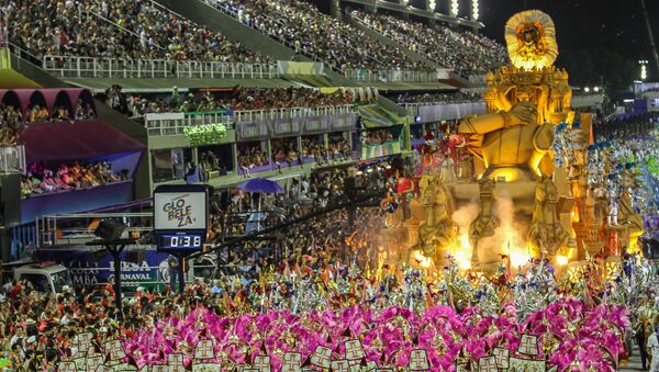 Carro Alegórico da Paraíso do Tuiuti durante desfile do Grupo Especial no carnaval de 2020. - Sputnik Brasil