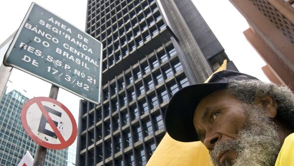 Manifestante diante da sede do Banco Central do Brasil em São Paulo - Sputnik Brasil