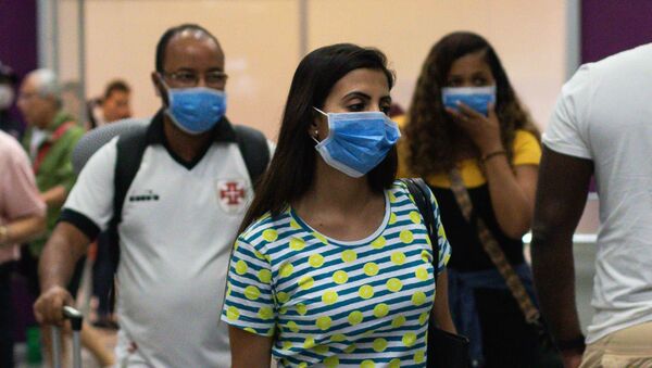 Passageiros com máscaras chegando de voo da Itália ao Rio de Janeiro (imagem referencial) - Sputnik Brasil