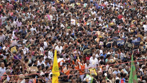 Devotos hindus no festival de Maha Pushkaralu, à beira do rio Godavari em Rajahmundry, no estado indiano de Andhra Pradesh - Sputnik Brasil