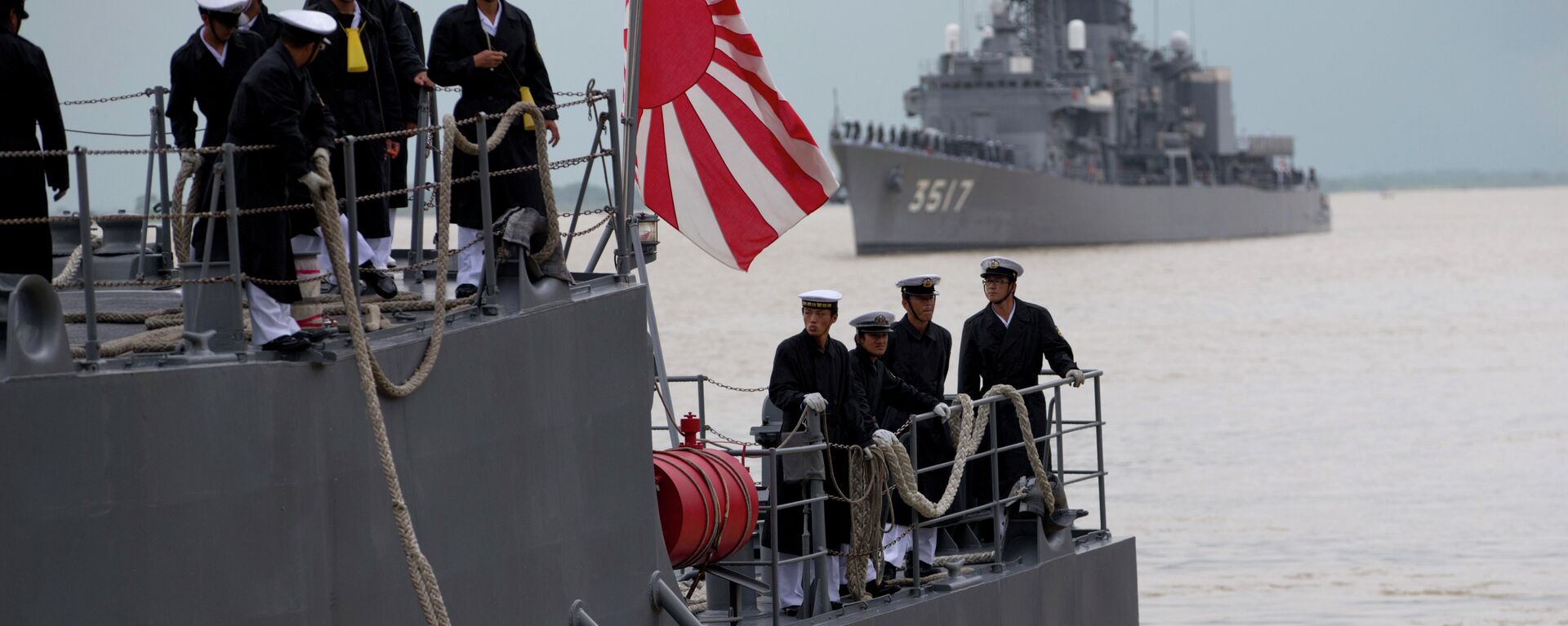 Oficiais da marinha japonesa no convés da embarcação da Força Marítima de Autodefesa do Japão atracada no porto de Thilawa, Mianmar - Sputnik Brasil, 1920, 06.11.2022