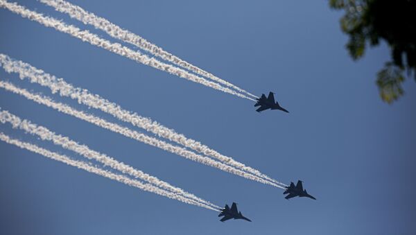 Caças Su-30 da Força Aérea da Índia realizam uma passagem aérea - Sputnik Brasil