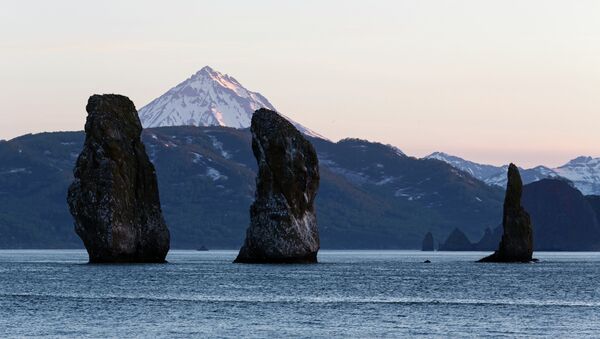 As montanhas Tri Brata (três irmãos) na Baía de Avacha em Kamchatka na Rússia.  - Sputnik Brasil