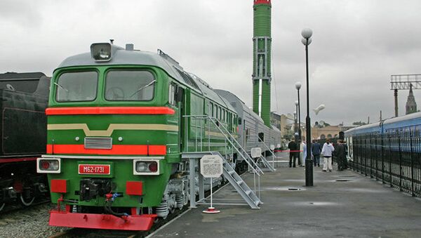 Боевой железноO “trem nuclear russo, chamado de Complexo de Combate Ferroviário de Mísseis. O trem nuclear consiste de uma plataforma móvel para o transporte e lançamento de mísseis nucleares. Como podem ser facilmente disfarçados para perecerem trens de carga comuns, os trens nucleares são difíceis de detectar e destruir.дорожный ракетный комплекс - Sputnik Brasil