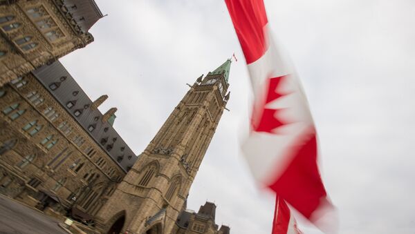 Bandeira do Canadá em frente do Parlamento - Sputnik Brasil