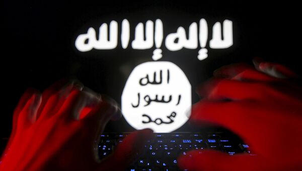 Daesh recruta jovens pela Internet - Sputnik Brasil