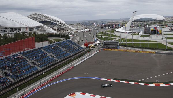 Mercedes driver Lewis Hamilton of Britain steers his car during the first free practice at the 'Sochi Autodrom' Formula One track , in Sochi, Russia, Friday, Oct. 9, 2015 - Sputnik Brasil